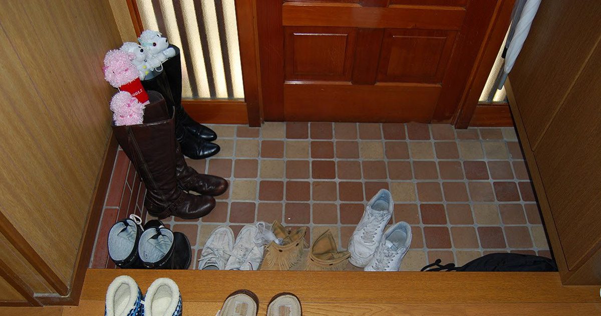 You Shouldn’t Wear Shoes Inside The House And This Is The Reason Why