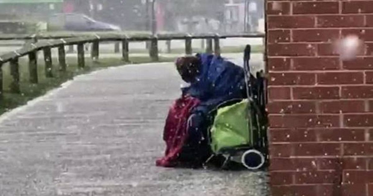 Heartbreaking Photo Of Elderly Homeless Man Spurs Community To Help
